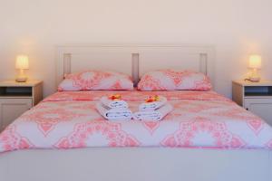康斯基Country House的一张带粉色和白色床单及枕头的床
