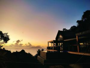 GlacisMaison Gaia Seychelles, unobstructed views over the ocean and into the sunset的日落海景度假屋