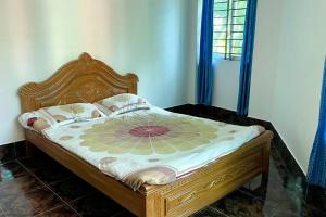 巴纳内拉斯Kumar Para Deluxe Villa的一张木架床