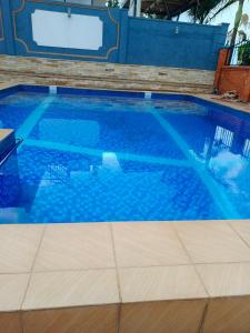基加利Kigali Peace vill的蓝色的水的大型游泳池
