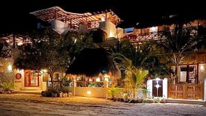奥尔沃克斯岛El Corazón Boutique Hotel - Adults Only with Beach Club's pass included的一座建筑在晚上,前面有灯