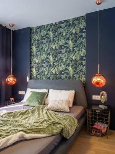 索非亚1br Designer Close To Everything Ac Netflix的一间卧室配有一张带绿毯和墙壁的床