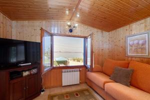 尼格兰Tranquilidad junto al mar by CABANA Rentals的带沙发和大窗户的客厅