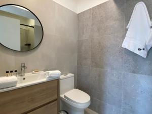 利马La Mar Miraflores by Wynwood House的一间带卫生间、水槽和镜子的浴室
