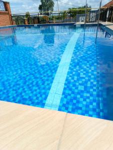 基加利Kigali Peace vill的蓝色瓷砖的游泳池