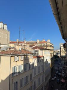 马赛Au Pied du Vieux-Port Wifi Netflix的从大楼的阳台上可欣赏到风景