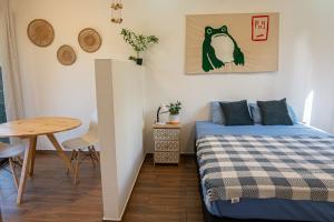 ParaísoMY - Cosy Lodges的一间小卧室,配有一张床和一张桌子