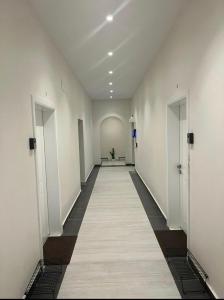 SulţānahMadinah Valley Residency Room 1的一条空的走廊,有白色的墙壁和白色的走廊