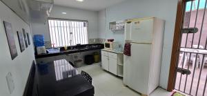 古里里Casa Temporada Barra-Mar的厨房配有白色冰箱和窗户。
