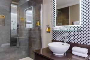 基拉尼基拉尼橡树酒店的一间带水槽和淋浴的浴室