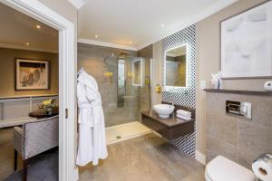 基拉尼基拉尼橡树酒店的带淋浴、卫生间和盥洗盆的浴室