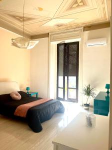 卡塔尼亚Deodato Guest House的一间卧室设有一张床和一个大窗户