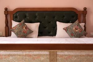 布什格尔KothiPushkar的一张带黑色床头板和枕头的床