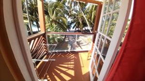 LaborieSouthern Haven Cabin的通往带桌子和棕榈树的阳台的开放式门