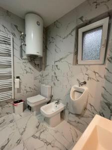 莫伊科瓦茨Ethno Village Adžić的白色的浴室设有卫生间和水槽。