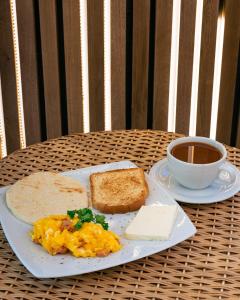 佩雷拉Balmoral Plaza Hotel的鸡蛋和烤面包片,咖啡