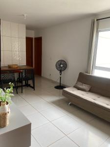伊列乌斯Apartamento em Ilhéus próximo as Praias的客厅配有沙发和桌子
