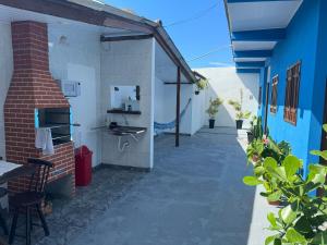 卡拉瓜塔图巴Villavera - Caragua Centro的走廊上设有水槽和柜台