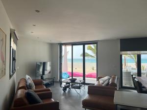 Boa VenturaLuxury Beach Villa, Praia de Chaves, Boa Vista的带沙发的客厅,享有海景