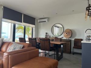 Boa VenturaLuxury Beach Villa, Praia de Chaves, Boa Vista的带沙发、桌子和镜子的客厅