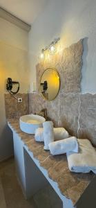 莱瓦贾CENTRAL VIEW ΜΙΔΕΙΑ的浴室配有盥洗盆、镜子和毛巾