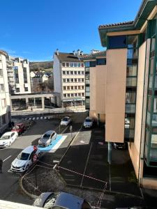 欧里亚克Confortable T3 juste rénové au cœur d’Aurillac的城市里的一个停车场,有车停放