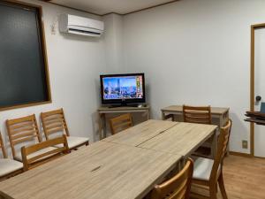 东京Sky Tree INN Ⅱ（晴樹宿Ⅱ）的配有桌椅和电视的客房