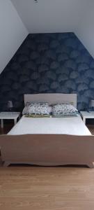普勒默尔博杜Côte de granit rose的一间卧室设有一张蓝色墙壁的大床