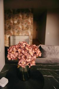 克雷廷加Studijos tipo butas šalia parko的花瓶里满是粉红色的花朵