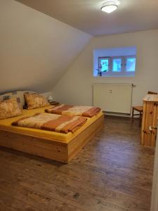 奥伊宾Ferienwohnung Detlef Pascher的一间卧室设有两张床和窗户。