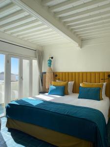 索维拉Le Palazzo的一间卧室配有一张带蓝色枕头的大床