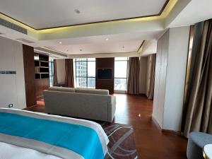 西哈努克XI AN JIU DIAN Hotel的酒店客房,配有床和沙发