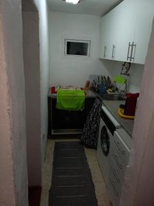 佩尼亚什达绍迪Casa Serrana的一间带水槽和洗碗机的小厨房