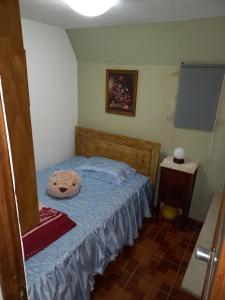 佩尼亚什达绍迪Casa Serrana的一间卧室,配有一张床,上面有帽子