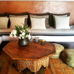 杰迪代达尔马纳尔酒店的客厅配有沙发和鲜花桌
