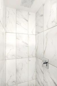 纽约153-5A Charming 2BR LES W D的白色大理石淋浴间,设有玻璃门
