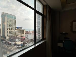 西哈努克XI AN JIU DIAN Hotel的市景客房的窗户