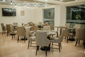 莫尔穆冈Regenta Place Vasco Goa的一间在房间内配有桌椅的餐厅