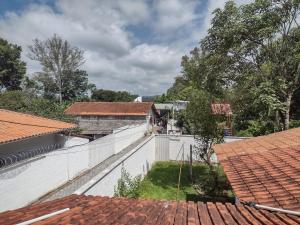 圣若昂-德雷Aconchego Mineiro的从房子屋顶上欣赏美景