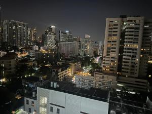 曼谷Omni Tower Sukhumvit Soi 4 Direct Rooms的城市天际线,夜晚有高楼