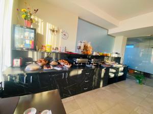 蒂米什瓦拉牛津套房酒店 的厨房配有带食物的柜台