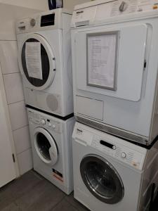 美因河畔法兰克福弗兰肯河畔旅馆的客房内的3台洗衣机和干衣机