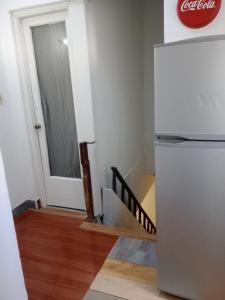 蒙得维的亚Casa Bruniel的厨房配有冰箱和楼梯间