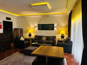 沙姆沙伊赫Private Luxury Villas at Sharm Dreams Resort的客厅配有沙发和桌子