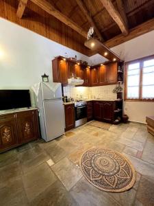 Anilio PelionΒίλα Αγάπη的厨房配有白色冰箱和木制橱柜。