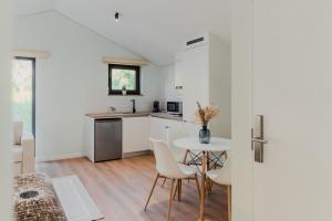 比索达雷加Primeiro Quartel Apartments - 4的厨房以及带桌椅的用餐室。