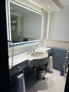 沙姆沙伊赫Private Luxury Villas at Sharm Dreams Resort的一间带水槽和大镜子的浴室