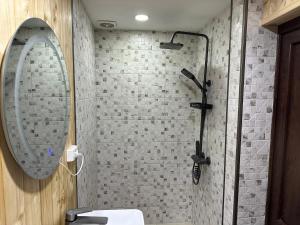 KiketʼiCozy Wooden House in Kiket'i კიკეთი的带淋浴、水槽和镜子的浴室