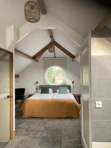巴勒哈姆斯泰德Duinstrand Burgh-Haamstede的一间卧室设有一张床和一个大窗户