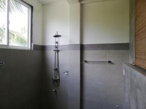 希克杜沃VILLA MAANE by GOODWILL的带窗户的浴室内的淋浴间